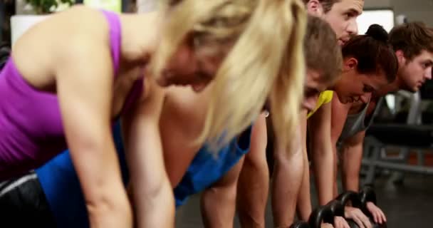 Athlétisme hommes et femmes faisant des pompes — Video