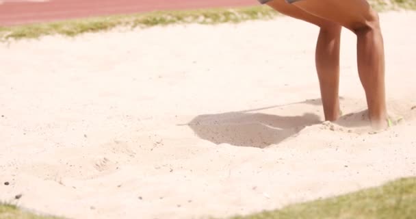 Deportiva haciendo salto de longitud — Vídeo de stock