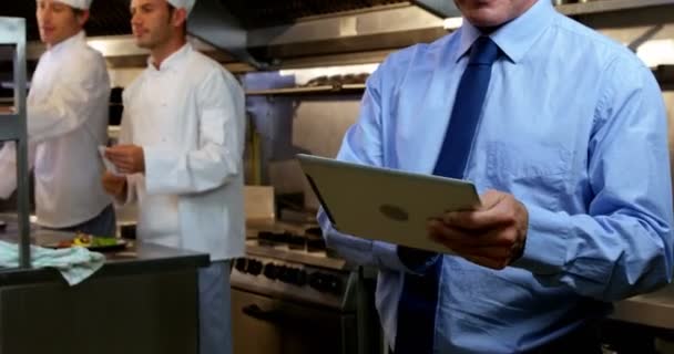 Datore di lavoro in piedi nella cucina del ristorante — Video Stock