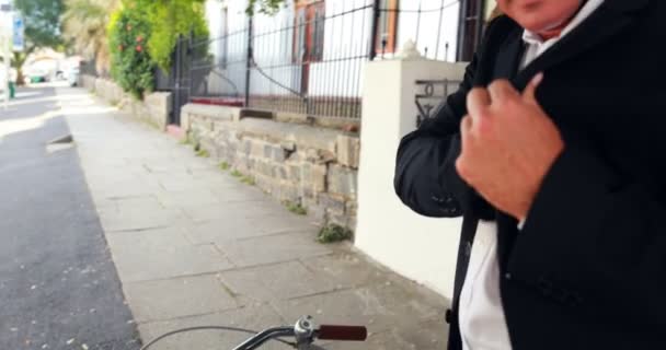 Empresario usando smartphone en su bicicleta — Vídeos de Stock