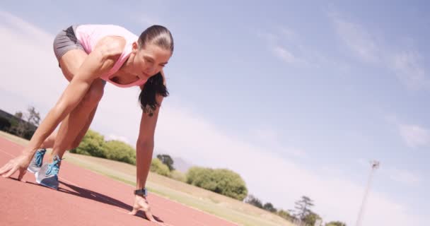 Focused sportswoman running — Stock Video