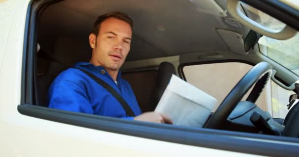 Zusteller sitzt in seinem Lieferwagen — Stockvideo