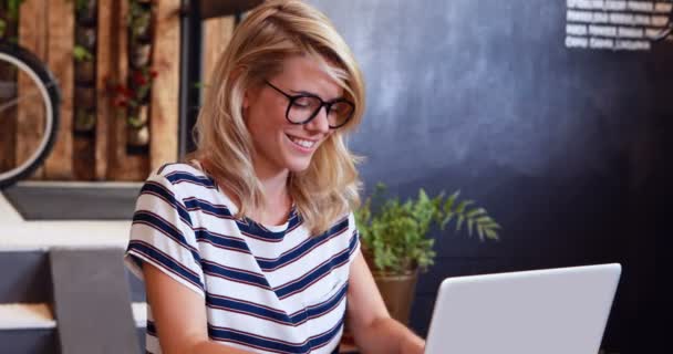 Hipster pessoas usando laptop — Vídeo de Stock