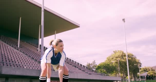 Jogador de futebol jogando bola — Vídeo de Stock