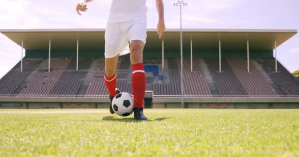 Fußballer dribbelt den Ball — Stockvideo