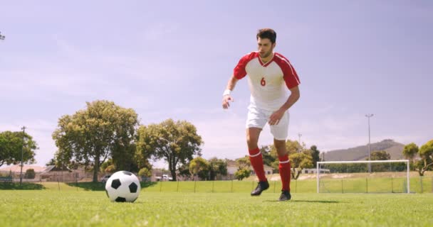 Fußballer kickt den Ball — Stockvideo