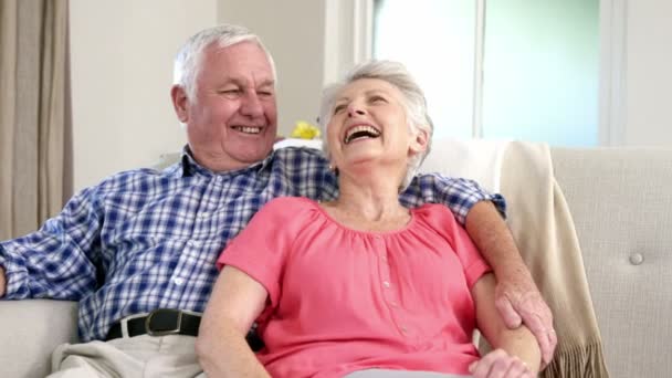Szerető idős házaspár a kanapén — Stock videók