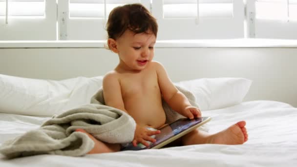 Bebé niño está buscando su tableta — Vídeo de stock