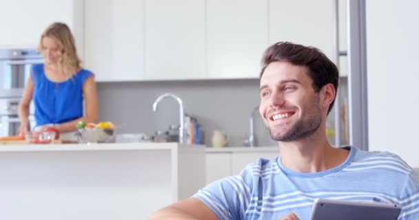 Hombre sonriente usando tableta con su esposa — Vídeos de Stock