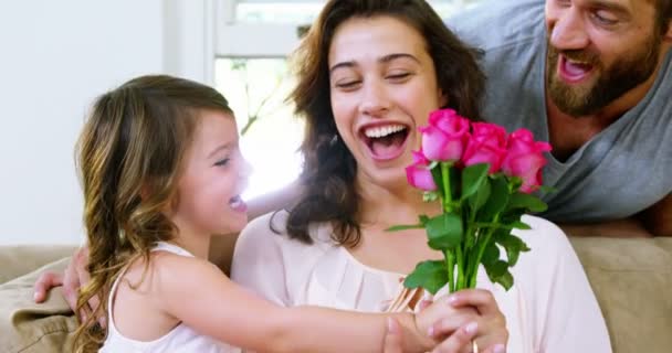 バラを受け取るママ — ストック動画
