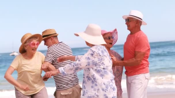 Группа зрелых людей танцует — стоковое видео