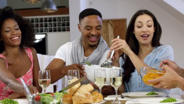 Amigos comiendo juntos. — Vídeo de stock