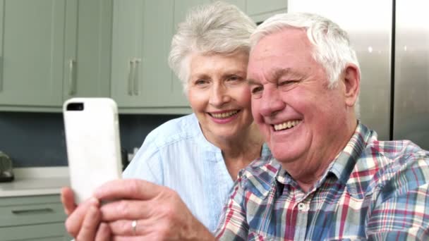 Viejos sonrientes tomando una selfie — Vídeo de stock