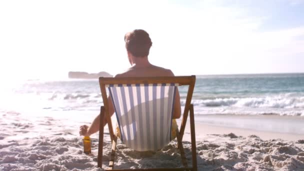 Homem está relaxando com uma bebida — Vídeo de Stock