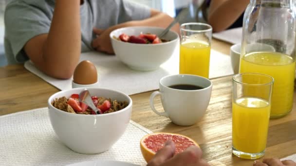 Gezond ontbijt met koffie en handzaam — Stockvideo
