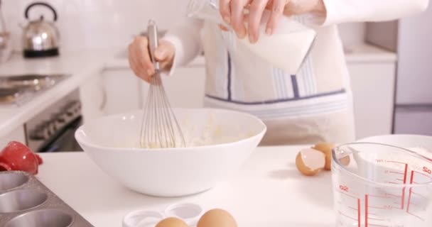 Femme préparant une pâte — Video
