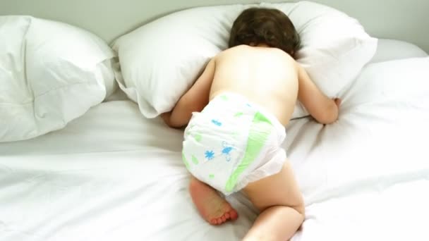 Niño se ríe en la cama — Vídeos de Stock