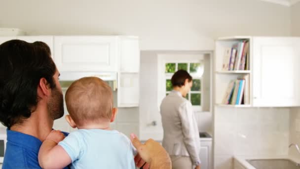 Familia saludando adiós a la mujer de negocios — Vídeos de Stock