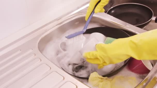 Close up on a woman washing up — Stock Video