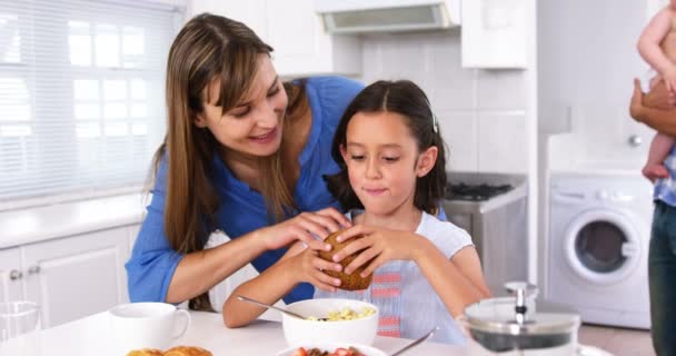 Familia feliz desayunando — Vídeos de Stock