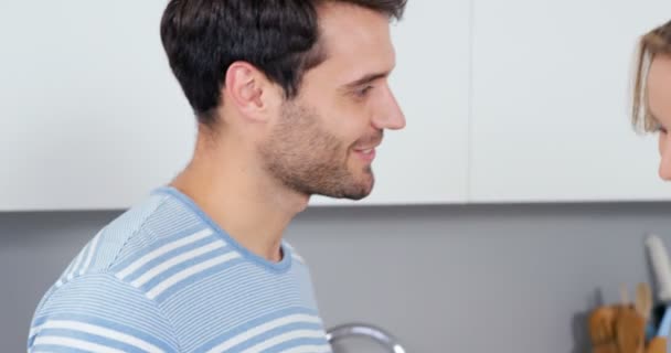 Schattig paar eten en drinken van rode wijn — Stockvideo