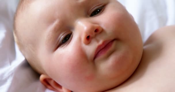 Gros plan du visage du bébé — Video