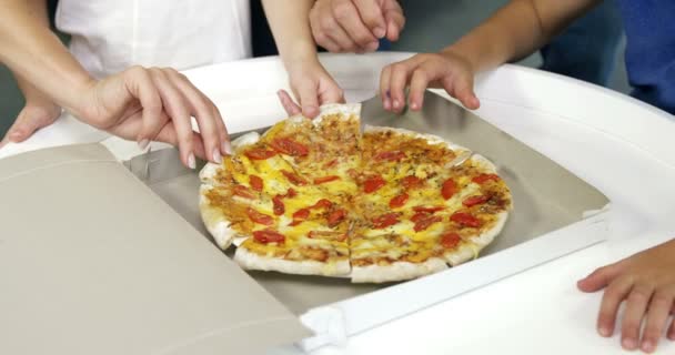 Famiglia che condivide una pizza per il pasto — Video Stock