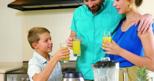 Famiglia felice con succo d'arancia — Video Stock