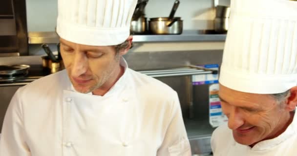 Equipe de chef conversando juntos — Vídeo de Stock