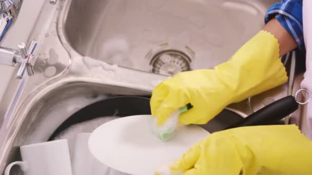 Fechar em cima de uma mulher lavando a louça — Vídeo de Stock
