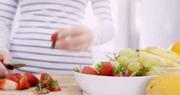 Жінка різкої фрукти — стокове відео