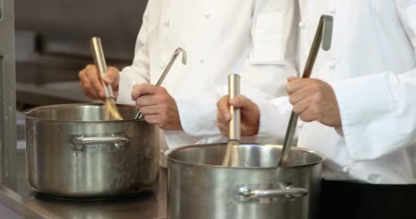 Dwa szef kuchni przygotowuje posiłek — Wideo stockowe