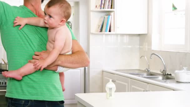 Frustrado pai carregando seu bebê — Vídeo de Stock
