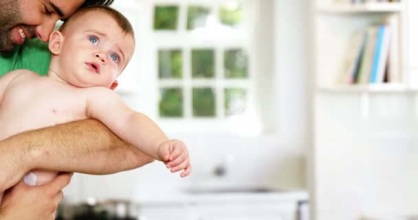 Vader lacht en een knuffel te geven aan zijn baby — Stockvideo