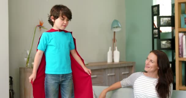 Мальчик, притворяющийся супергероем — стоковое видео