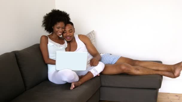 Couple utilisant un ordinateur portable — Video