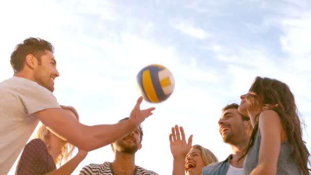 Amigos está jugando con una pelota — Vídeo de stock