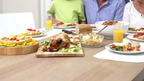 Familjen äter lunch tillsammans — Stockvideo