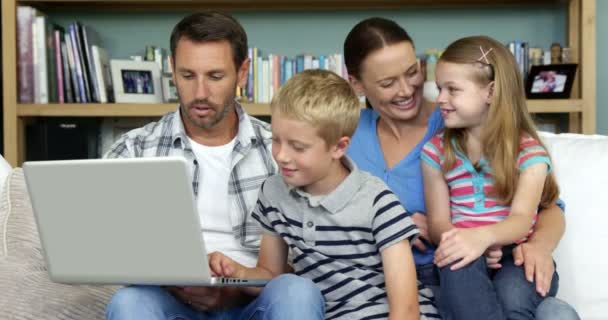 Щаслива сім'я використовує комп'ютер — стокове відео