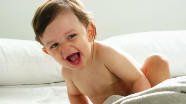 Babyjongen is lachen op bed — Stockvideo