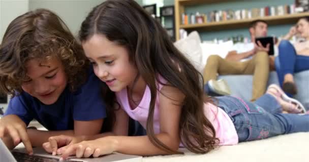 Двое детей пользуются компьютером — стоковое видео