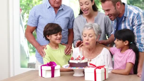 Família feliz celebrando um aniversário — Vídeo de Stock