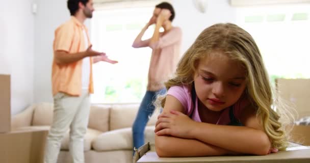 La niña está triste por las peleas de sus padres — Vídeo de stock