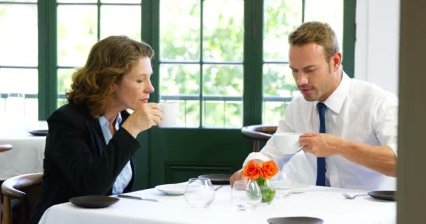 Pareja bebiendo café — Vídeos de Stock