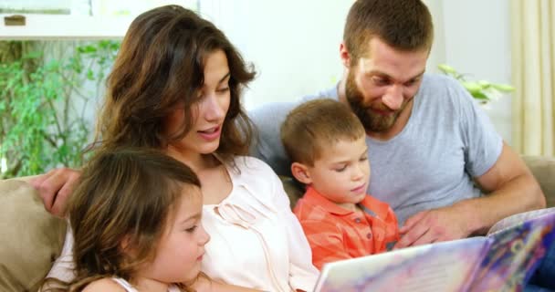 Familjen läsa en barnbok — Stockvideo
