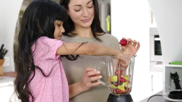 Mutter und Tochter kochen Früchte — Stockvideo