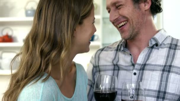 Paar drinkende rode wijn — Stockvideo