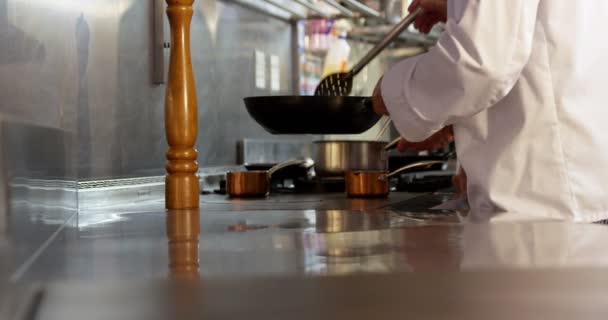 Chef-kok bereiden van voedsel — Stockvideo
