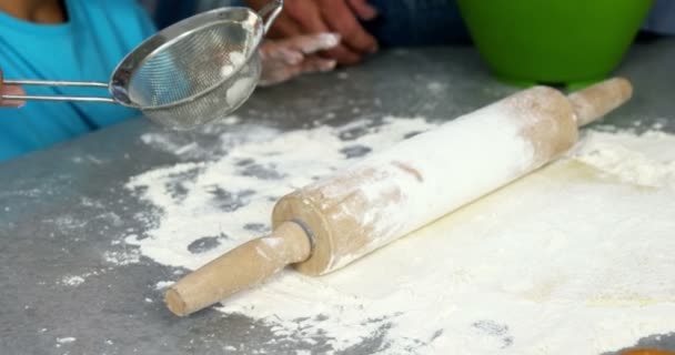 Linda familia preparando un pastel — Vídeo de stock