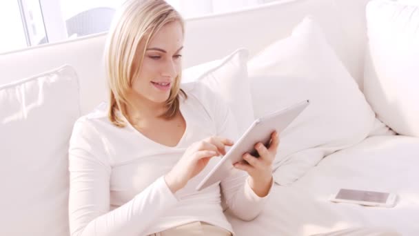 Vrouw lachend en met behulp van Tablet PC — Stockvideo